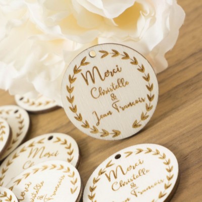 décorer ces cadeaux d'invités avec des étiquettes en bois
