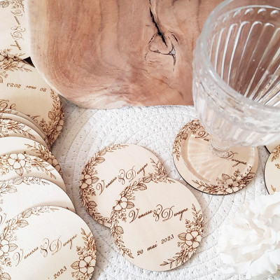 Dessous de verre en bois décoratif personnalisé pour mariage avec motif fleuri